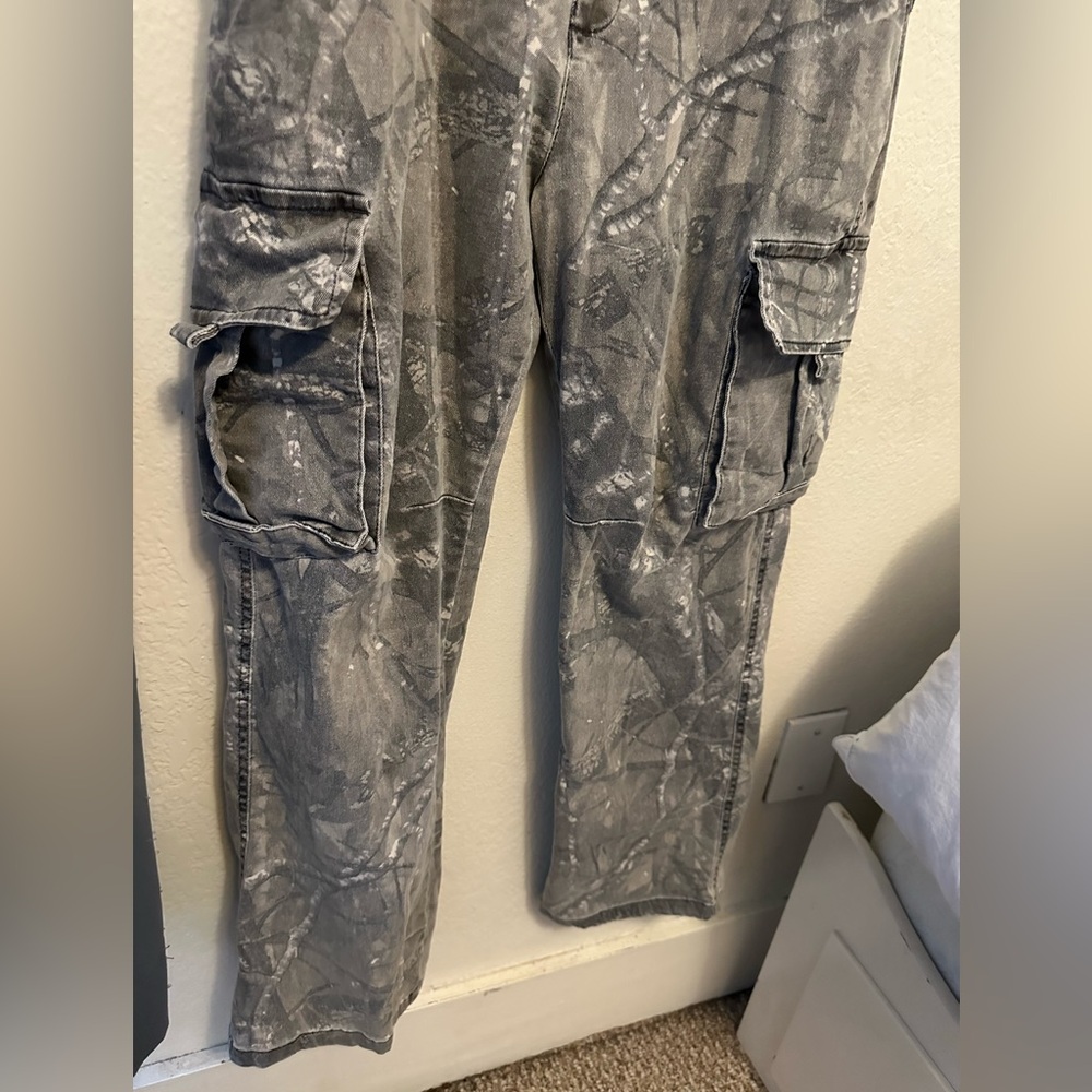 Super cute Camo Cargo jeans size 28 - Picture 4 of 8